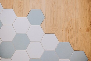 plancher parquet bois et carreaux hexagonaux - obrazy, fototapety, plakaty