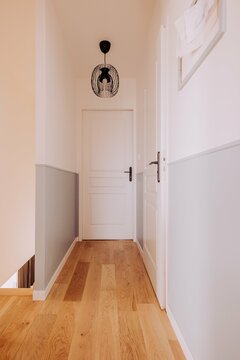 couloir blanc et gris