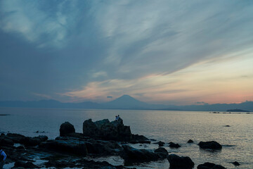 海、富士山、岩場