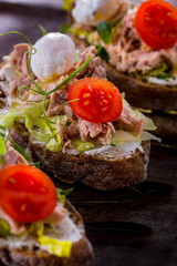 Bruschetta with tuna and mozzarella