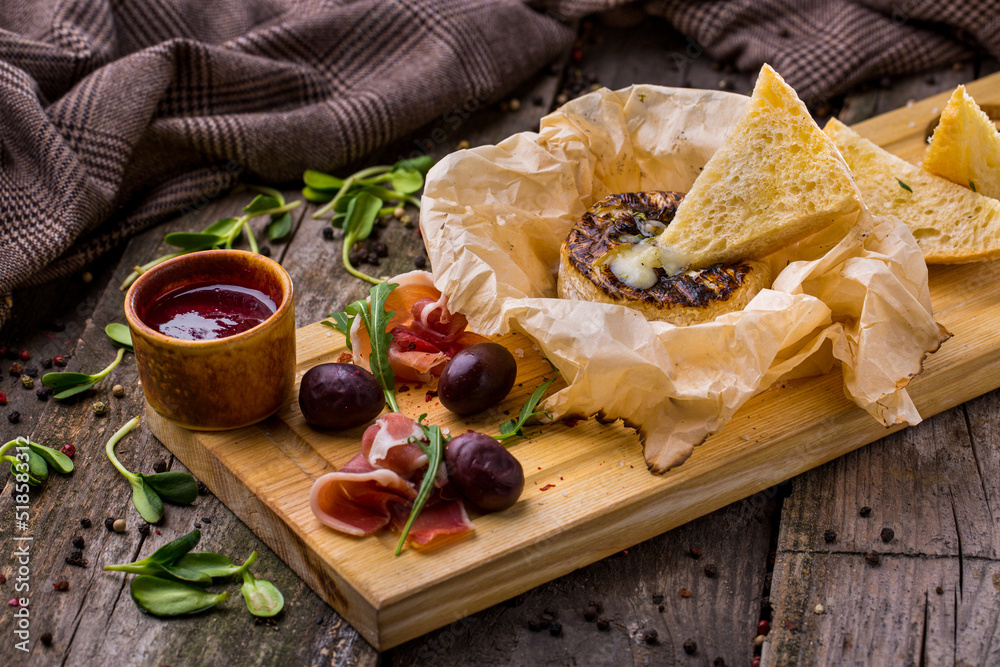 Wall mural Camembert baked in the oven with toast and sauce