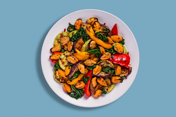 Salad with zucchini, mussels, bell peppers, spinach, zucchini, onions and peppers