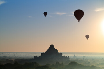 Fototapeta na wymiar Hot air balloons over the old pagodas, Bagan, ancient city of the sea of ​​pagodas, Myanmar.