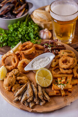 Onion rings in batter, fish in batter, rye croutons with garlic, croutons with white bread, lemon, fried wings, parsley