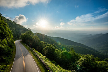 Run rising early in the morning on the Blue ridge Parkway near Asheville, NC. - obrazy, fototapety, plakaty