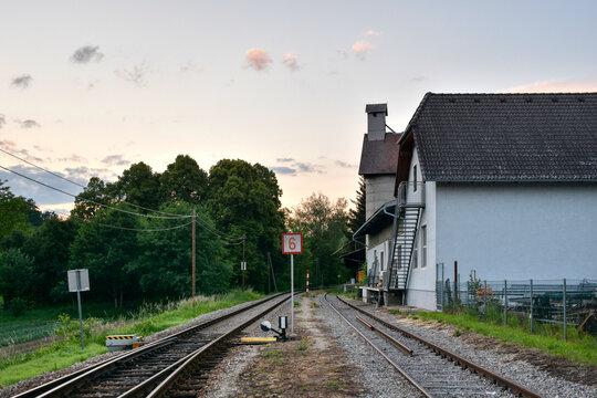 Kamptalbahn, Silo, Plank, Plank am Kamp, Lost Place, Gleis, Schienen, Schwellen, Betonschwellen, Gr&uuml;nderzeit, Haus, verlassen, Getreidesilo, Betonsilo, Garage, Wirtschaftstrakt, B&uuml;rotrakt, ausgedient,