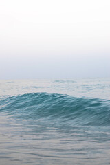 Obraz na płótnie Canvas Ola del mar suave calmada en un atardecer tranquilo