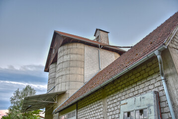 Silo, Getreidesilo, hoch, alt, Bauwerk, Landwirtschaft, Ernte, Speicher, Kamptal, Niederösterreich, rund, Dach, Holz, Fenster, Leiter, Feuerleiter, rund, Beton, Dach, Etage, Stockwerk, aufgelassen, st