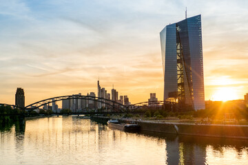 Europäische Zentralbank mit Frankfurts Skyline im Hintergrund beim Sonnenuntergang, Sommer