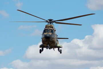 Fototapeta na wymiar Helicóptero militar de transporte
