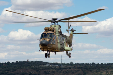 Fototapeta na wymiar Helicóptero militar de transporte Cougar