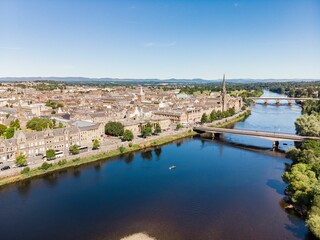 Aerial view of Perth, Scotland on a beautiful summer day. - obrazy, fototapety, plakaty