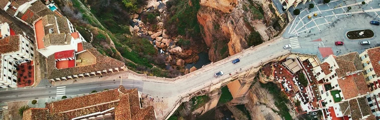Selbstklebende Tapeten Ronda Puente Nuevo Brückentauchen zwischen den beiden Städten