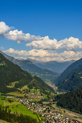Fototapeta premium Airolo, Dorf, Tremola, Passstrasse, Gotthard, Leventina, Tal, Gotthardstrasse, Tunneleinfahrt, Gotthardtunnel, Tessin, Sommer, Reisezeit, Stau, Schweiz