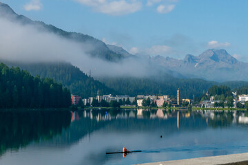 スイス　サンモリッツ湖　水面に反射するサンモリッツの街並み