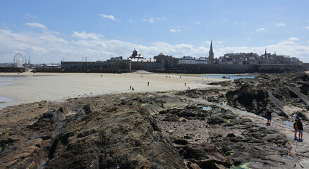 Grande plage de Saint-Malo à marée basse avec vue sur la ville