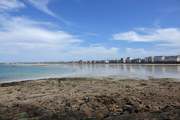 Grande plage de Saint-Malo à marée basse avec vue sur la ville