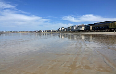 Grande plage de Saint-Malo à marée basse avec vue sur la ville