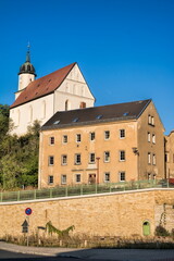 tharandt, deutschland - stadtmauer mit bergkirche