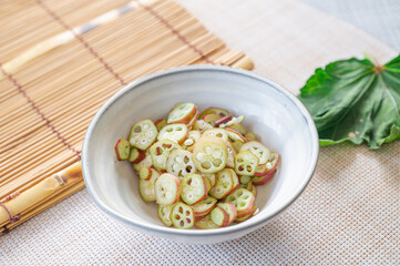 スライスした赤オクラ