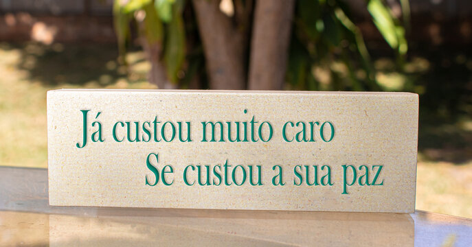 J&aacute; custou muito caro, se custou a sua paz - Frases de impacto