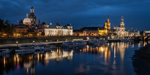 Fototapeta na wymiar old town in Dresden during blue hour