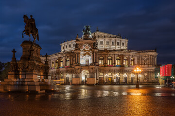 Fototapeta na wymiar Semper opera in Dresden during blue hour