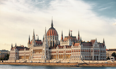 Obraz premium Hungarian parliament building and Danube river, Budapest, Hungary.