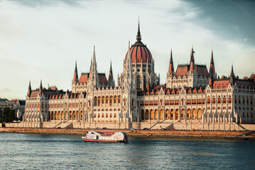 Fototapeta premium Hungarian parliament building and Danube river, Budapest, Hungary.