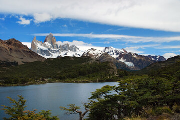 Fototapeta na wymiar Monte Fitz Roy, El Chalten, Patagonia, Argentina. Lago junto a la Montaña. Montaña con Nubes