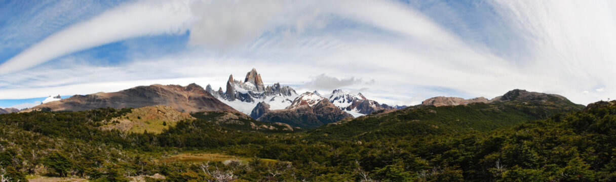 Panor&aacute;mica del Monte Fitz Roy, El Chalten, Patagonia, Argentina. Monta&ntilde;a con Nubes
