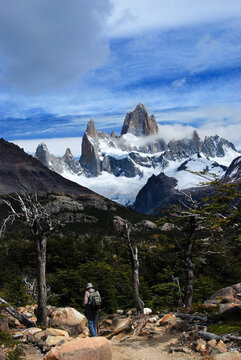Trekking al Monte Fitz Roy, El Chalten, Patagonia, Argentina. Montaña con Nubes
