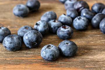 木材背景のブルーベリー