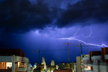 Tormenta eléctrica en obras