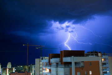 Tormenta eléctrica en obras