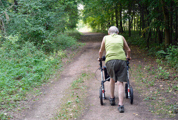 frau mit rollator unterwegs