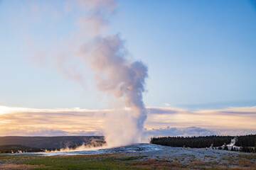 Fototapeta premium Sunset view of the Old Faithful geyser