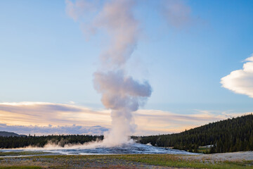Fototapeta premium Sunset view of the Old Faithful geyser
