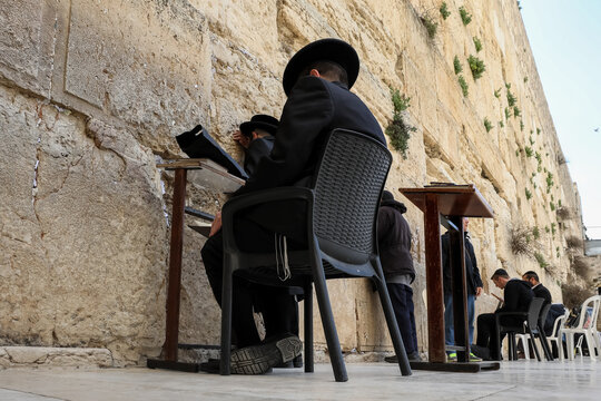 (Jerusal&eacute;m - Israel, 02/04/2019) Judeus ortodoxos oram diante do Muro das Lamenta&ccedil;&otilde;es.
Foto: Clauber Cleber Caetano