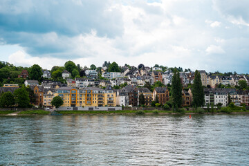 Fototapeta premium Häuser am Wasser, am Rhein