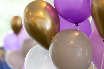Bunte Luftballons als Deko bei einer Party