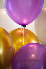 Bunte Luftballons als Deko bei einer Party