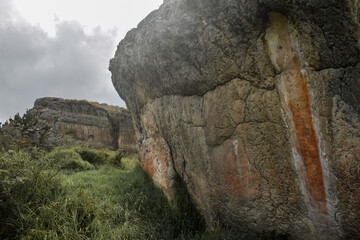 Antiguas rocas grandes con arte rupestre, antiguo territorio muisca - Piedras del Chivo Negro, Cundinamarca, Colombia © PhotoFL