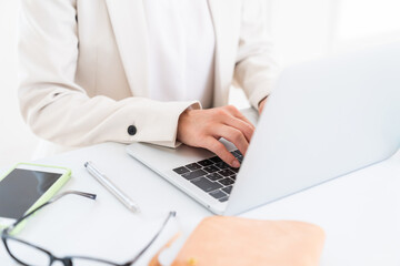 ビジネスウーマン　パソコン　手元