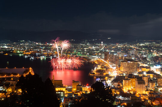 函館山から見下ろす花火　夜景と花火のコラボレーション