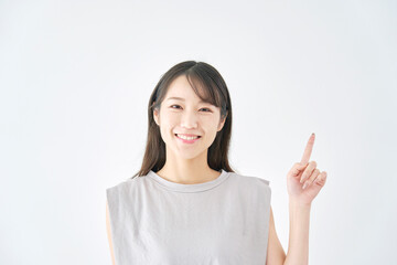 右側を指差す女性　白バック