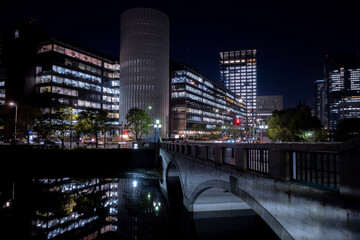 2021年10月8日19時頃に竹橋の東京都国立近代美術館寄りの場所からパレスサイドビルを撮影