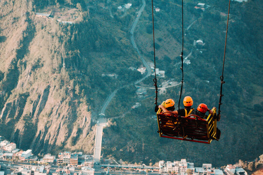 Personas haciendo un deporte extremo sobre un columpio en las monta&ntilde;as. People practicing a extreme sport in the mountains. Using a swing.