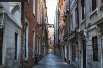 Fototapeta na wymiar Empy alleyway streets in Venice