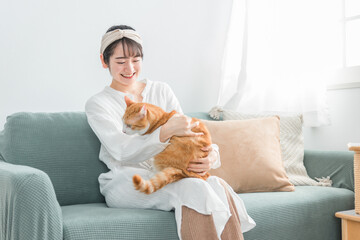 家で猫と遊ぶ日本人女性（嫌がる・抱っこ嫌い）
